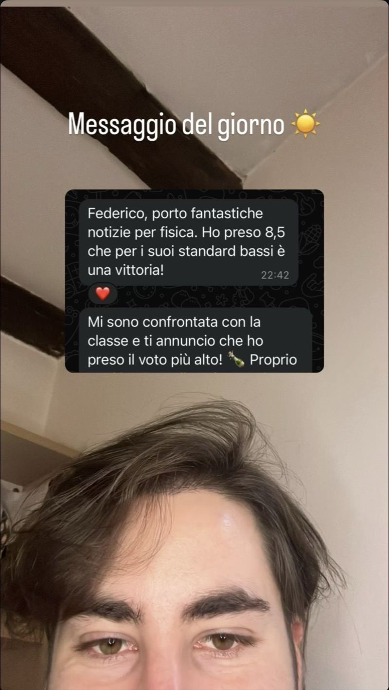Studentessa annuncia 8,5 in fisica, il voto più alto della classe, dopo le ripetizioni con Mr. Pitagora
