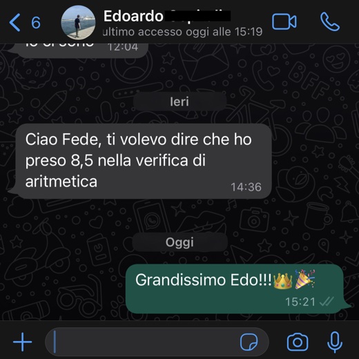 Edoardo scrive a Federico su WhatsApp per comunicare il suo 8,5 nella verifica di aritmetica